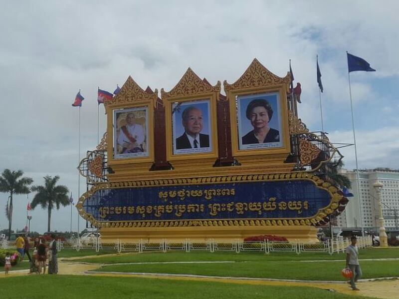 ព្រះ​ឆាយាល័ក្ខណ៍​ព្រះមហាក្សត្រ សម្ដេច​ព្រះ​បរមនាថ នរោត្ដម សីហមុនី ​ព្រះ​មហាវីរក្សត្រ នរោត្ដម សីហនុ និង​សម្ដេច​ព្រះ​មហាក្សត្រី នៅ​មុខ​ព្រះបរមរាជវាំង។ រូបថត​ថ្ងៃ​ទី​២៩ តុលា ឆ្នាំ​២០១៦ 