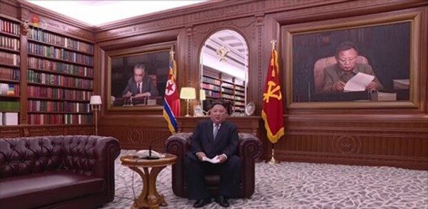 지난 1일 김정은 북한 국무위원장의 신년사 발표를 보도했다. 김정은 위원장은 예전과 달리 올해는 소파에 앉아 신년사를 발표했다. 