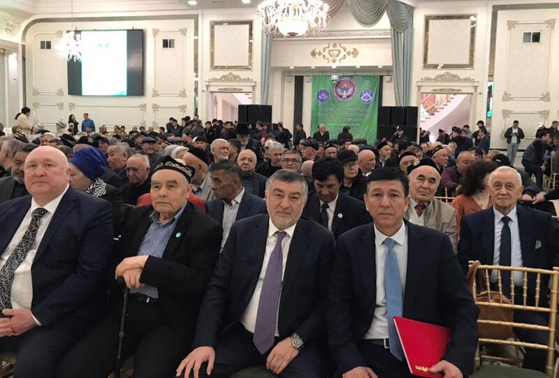 قىرغىزىستان ئۇيغۇرلىرى «ئىتتىپاق» جەمئىيىتىنىڭ سايلام پائالىيىتىدە ئەسقەر قاسىموف، تۇرسۇنتاي سەلىموف، ئەكبەرجان باۋۇدۇنوف، مۇزەپپەر قۇربانوف ۋە سايفۇللا ئابدۇللايېف. 2023-يىلى 12-مارت، بىشكەك.