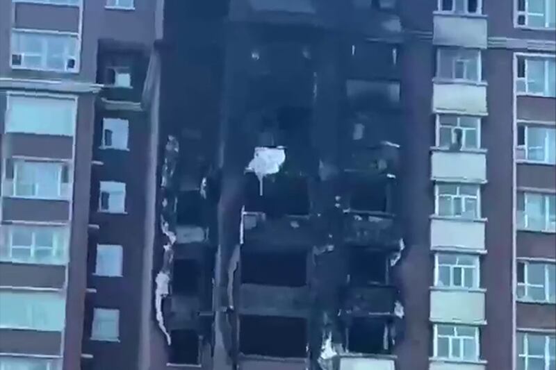 ئۈرۈمچى 24-نويابىر ئوت ئاپىتىدە ئېغىر دەرىجىدە كۆيۈپ كەتكەن ئېگىز قەۋەتلىك ئولتۇراق بىنانىڭ ئوتتىن كېيىنكى ھالى. ئىجتىمائىي تاراتقۇ سىن كۆرۈنۈشى، 2022-يىلى 25-نويابىر، ئۈرۈمچى.