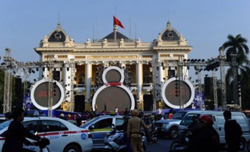 Chuẩn bị sân khấu đón năm mới 2015 tại Hà Nội hôm 31/12/2014. AFP PHOTO.