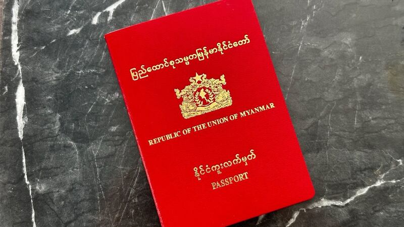 မြန်မာနိုင်ငံ၏ နိုင်ငံကူးလက်မှတ်အား တွေ့ရစဉ်။ (RFA Photo)