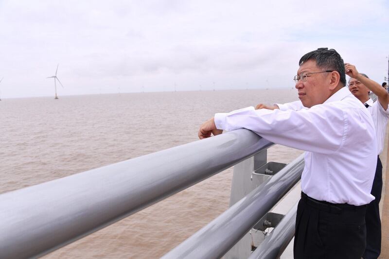 台北市长柯文哲参访上海洋山深水港。(台北市政府提供)