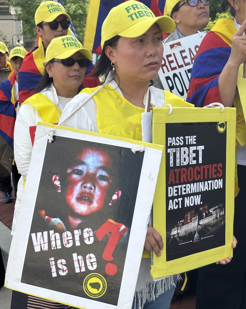 ཨ་རིའི་རྒྱལ་ས་ཝ་ཤིང་ཊོན་ཌི་སིར་རྒྱ་ནག་གཞུང་ཚབ་མདུན་༧པཎ་ཆེན་རིན་པོ་ཆེ་གང་དུ་ཡོད་དམ་ཞེས་ལག་བྱང་འཁྱེར་ཏེ་རྔམ་སྟོན་གནང་པ། ༢༠༢༦།༥།༡༠