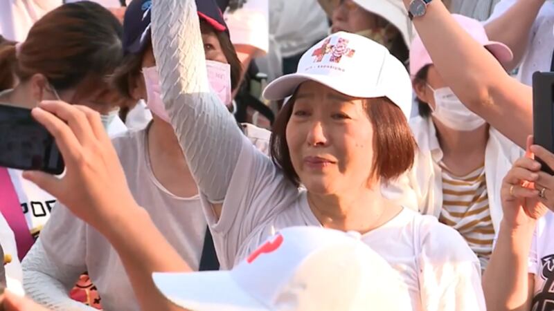 韩国瑜在11日下班后，被解除高雄市长职务，上万人穿白衣戴口罩参加道别音乐会。（韩国瑜脸书直播截图）