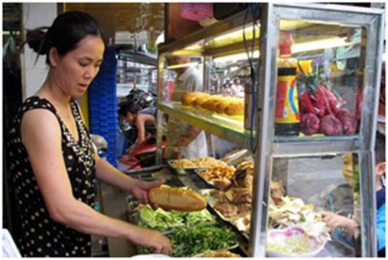 Hộ bán bánh mỳ ở Vỹ Dạ, được sự giúp đỡ của Trung Tâm Khuyến Khích Tự Lập. Ảnh chụp tháng 8/2015. PHOTO: TTKKTL.