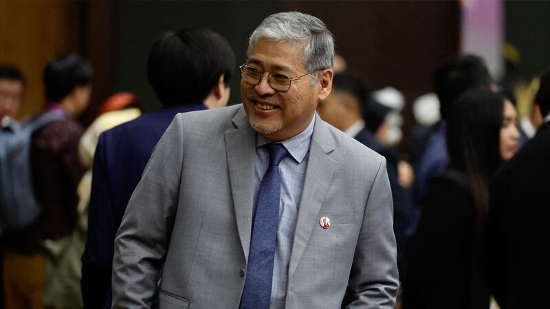 ၂၀၂၃ ခုနှစ်၊ စက်တင်ဘာလ ၄ ရက်နေ့ ကျင်းပသည့် အာဆီယံအစည်းအဝေးတက်ရောက်လာသည့် ဖိလစ်ပိုင် လက်ထောက်နိုင်ငံခြားရေးဝန်ကြီး Enrique Manalo အား တွေ့ရစဉ်။ (Photo: WILLY KURNIAWAN / POOL / AFP)