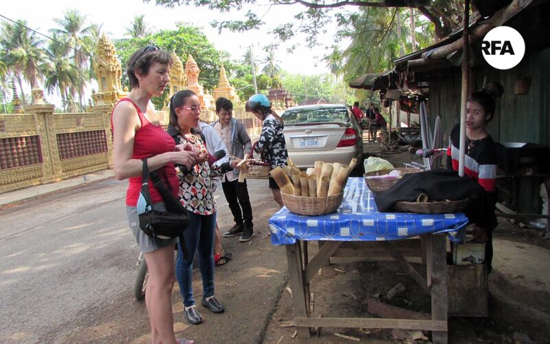 កន្លែង​ដុត និង​លក់​ក្រឡាន​របស់​ប្រជាពលរដ្ឋ​នៅ​ភូមិ​សំរោងក្នុង ឃុំ​សំរោងក្នុង ស្រុក​ឯកភ្នំ ខេត្ត​បាត់ដំបង។ រូបថត​ថ្ងៃ​ទី​១៩ ខែ​មីនា ឆ្នាំ​២០១៧។ 