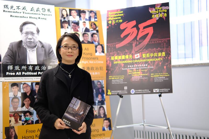 李蘭菊手持朱耀明著作《敲鐘者言：朱耀明牧師回憶錄》，指朱耀明將首次出席多倫多六四晚會。（胡彗藍 攝）