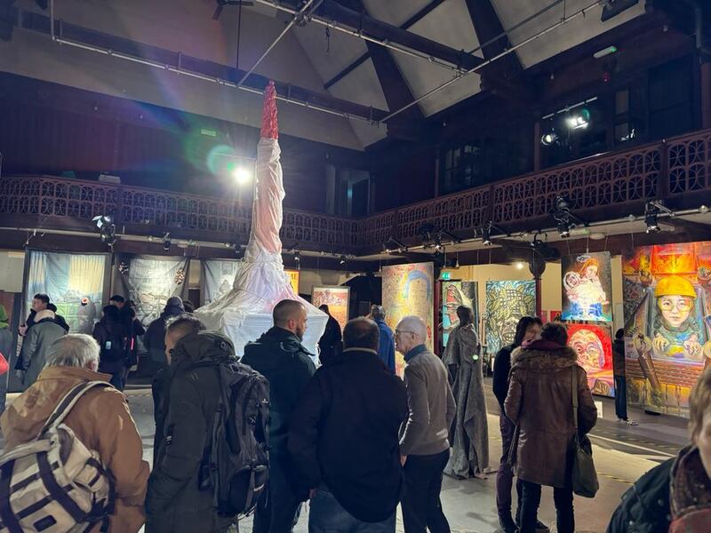 藝術展在倫敦舉行，吸引不少當地人參觀。（董舒悅攝）