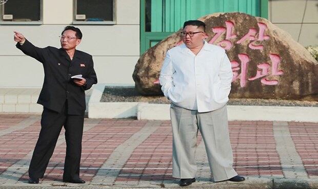 김정은 북한 국무위원장이 금강산관광지구를 시찰하는 모습.