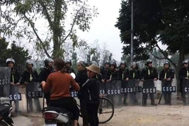 Chính quyền Hà Nội vào sáng sớm ngày 9/1/2020, đã huy động hàng ngàn cảnh sát cơ động có trang bị vũ khí đến thôn Hoành, xã Đồng Tâm, trấn áp, bắt giữ một số người dân bị cơ quan chức năng cho là chống đối việc giao đất quốc phòng cho chính quyền.