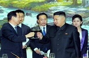 사진은 김정은 제1위원장이 왕자루이 중국 공산당 대외연락부장과 건배하는 모습.
