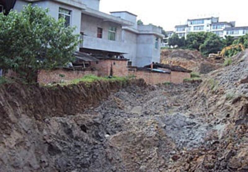 四戶村民的房屋旁被挖了一條深溝，隨時有倒塌的危險。 (由村民提供)