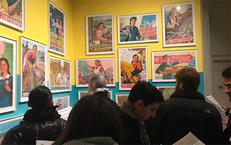 영국 사업가가 북한을 오가며 모은 북한 엽서, 포스터, 그림 등의 전시회 모습.