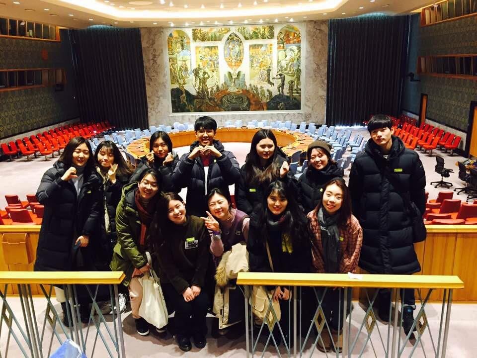 한동대생들이 유엔 시큐리티 카운슬 회의장에서 기념촬영하고 있다.