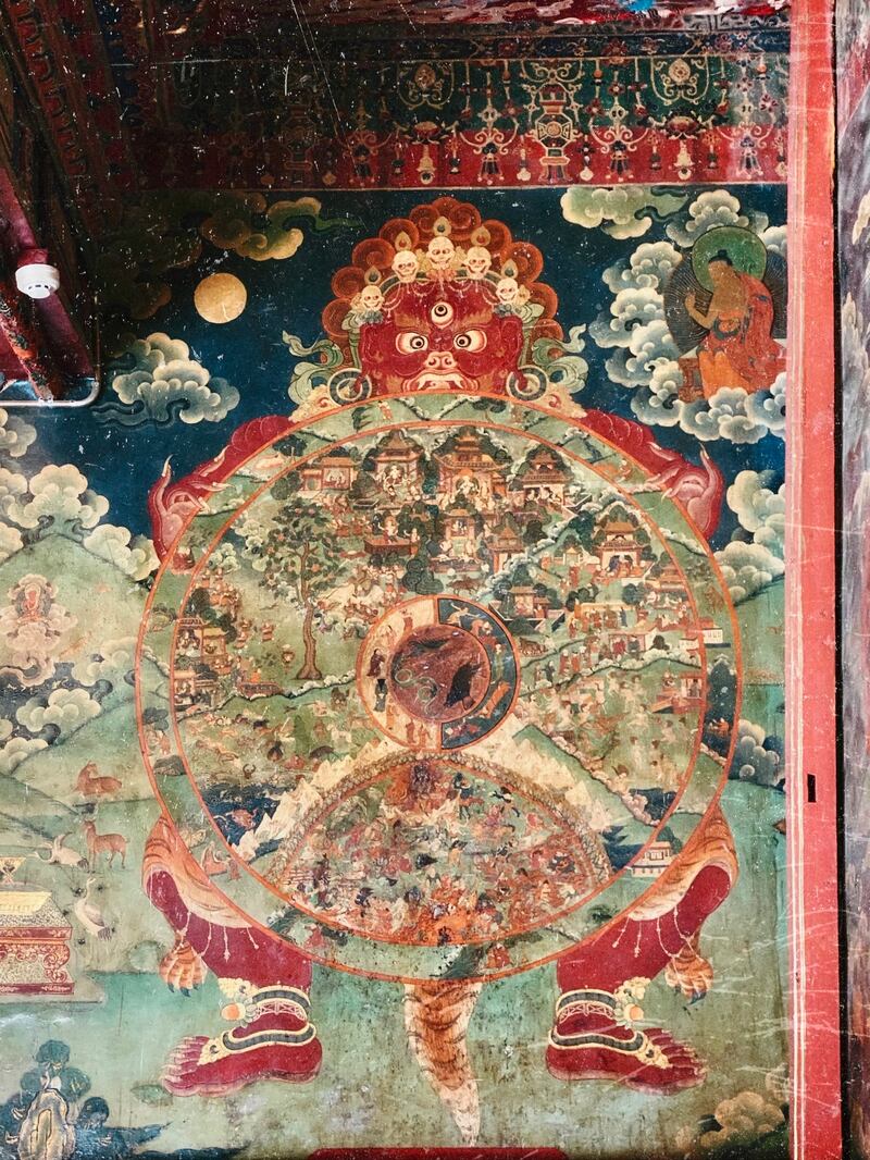色拉寺佛殿门口绘画的六道轮回图。（唯色拍摄）