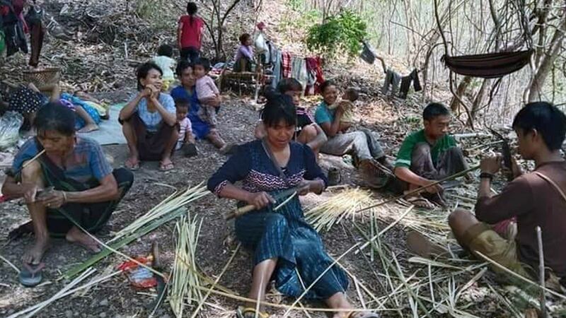 တိုက်ပွဲကြောင့် ထွက်ပြေးတိမ်းရှောင်လာကြသည့် ချင်းပြည်နယ် မင်းတပ်မြို့နယ်မှ စစ်ဘေးဒုက္ခသည်များအား ၂၀၂၁ ခုနှစ်၊ မေလက တောတွင်းတစ်နေရာတွင် တွေ့ရစဉ်။ (Photo: Citizen Journalist)