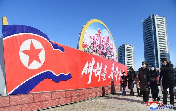 북한 주민들과 인민군장병들이 2023년 새해를 뜻깊게 맞이했다고 조선중앙통신이 2일 보도했다.