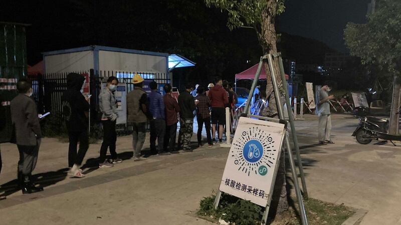 2022年10月25日晚上, 福州防疫人员忙于为市民采样测试核酸。(福州居民独家提供)