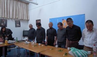 图片：陈忠和先生（右四）在荷兰举办的纪念六四座谈会上（天溢摄）