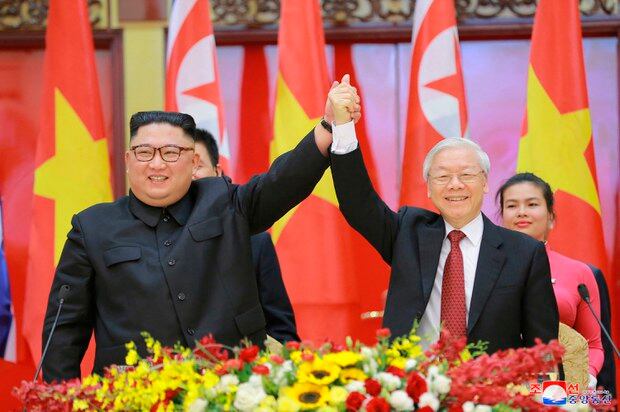 김정은 북한 총비서(왼쪽)과 응우옌 푸 쫑 베트남 공산당 서기장 겸 국가주석이 2019년 3월 1일 하노이 국제컨벤션센터(ICC)에서 열린 환영만찬에서 환하게 웃으며 맞잡은 손을 번쩍 들어올리고 있다.