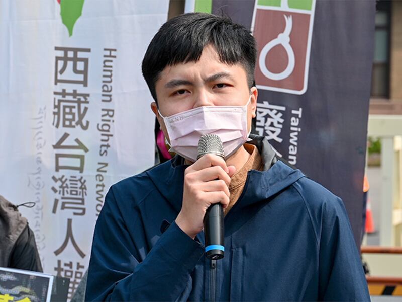 2022年3月3日，經濟民主連合研究員江旻諺：啟動「HF-177」庇護機制不用修改法律，可立即讓手足申請居留。（鍾廣政 攝）