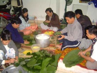 Gia đình gói bánh chưng ăn Tết