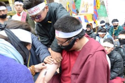 :绝食学生们献血为写横幅标语作准备。(记者丹珍拍摄)