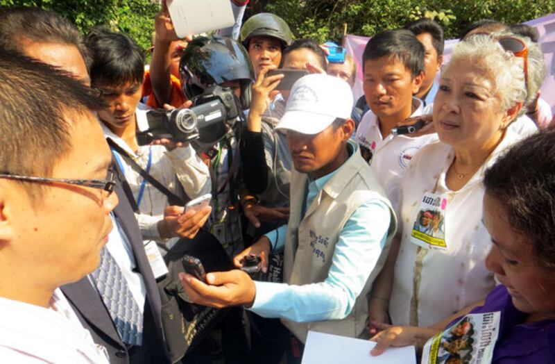 សង្គម​ស៊ីវិល​យក​ញត្តិ​ទៅ​ដាក់​នៅ​ស្ថានទូត​ហ្វីលីពីន កាល​ពី​ព្រឹក​ថ្ងៃ​ទី​២៩ មករា ឆ្នាំ​២០១៤។