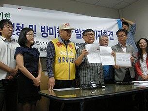 4일 서울 대한적십자사를 방문한 오길남 박사가 자신이 직접 작성한 이산가족 상봉 신청서를 취재진에게 보여주고 있다.