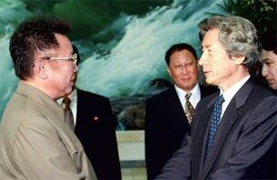 고 김정일 북한 국방위원장(왼쪽)과 고이즈미 준이치로 전 일본 총리가 지난 2002년 9월17일 평양에서 만나 악수하는 장면.