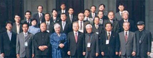 사진은 2003년 10월13일 평양에서 열린 `손정도 목사 기념사업회 창립기념 술토론회'에 참가한 고 손원태(앞줄 오른쪽 네번째) 박사.