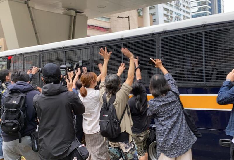 2020年11月23日，支持者向囚車舉起「五一」手勢。（劉少風 攝）