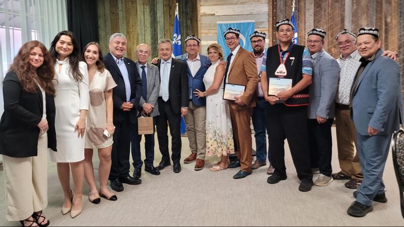 كانادانىڭ كۈبەك ئۆلكىسىدە ئۆتكۈزۈلگەن تۇنجى نۆۋەتلىك «ئۇيغۇر قانۇن مۇھاكىمىسى ئالىي كېڭىشى» يىغىنى خاتىرە سۈرىتى. 2023-يىلى ئىيۇل، كانادا