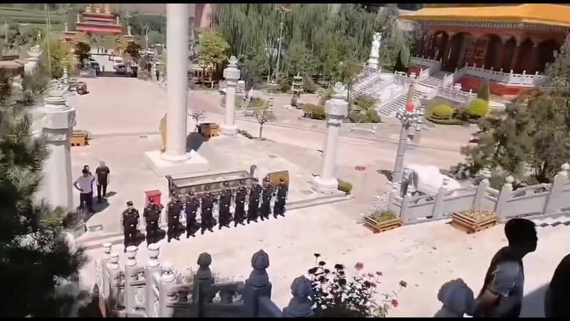 永靖縣派出大批員警和官員封鎖了藏傳佛教寺廟紅城寺。(視頻截圖 / 拍攝時間不詳)