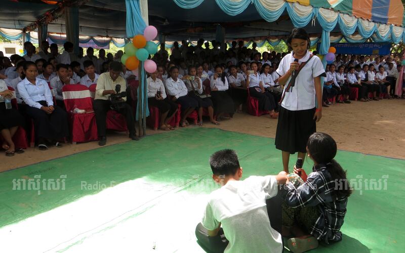 ក្រុម​កុមារ​សម្ដែង​ល្ខោន​ស្ដីពី​សិទ្ធិ​របស់​ពួក​គេ ក្នុង​ពេល​ប្រារព្ធ​ទិវា​សិទ្ធិ​កុមារ​អន្តរជាតិ នៅ​ស្រុក​ក្រឡាញ់ ខេត្ត​សៀមរាប ថ្ងៃ​ទី​៣១ ខែ​ឧសភា ឆ្នាំ​២០១៧។ 