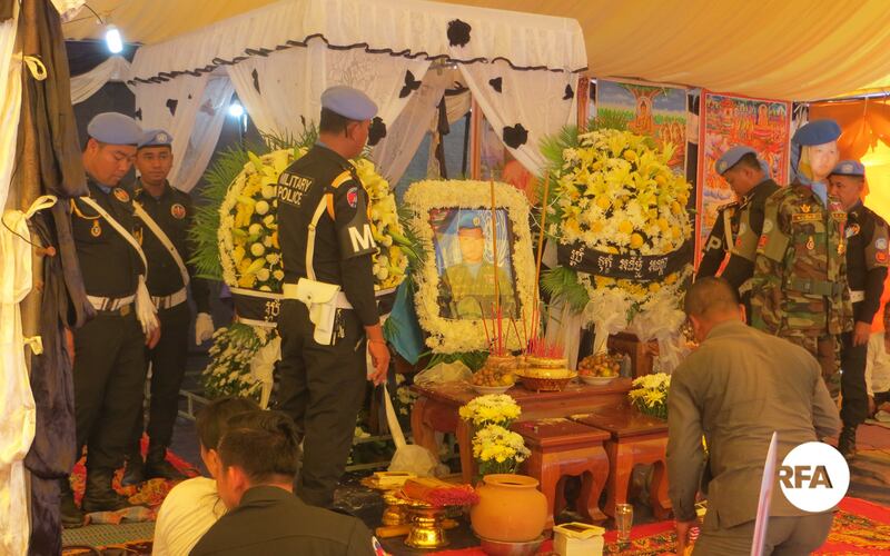 កង​កម្លាំង​ប្រដាប់​អាវុធ​គោរព​វិញ្ញាណក្ខន្ធ​យោធិន​ពលី អ៊ឹម សំ នៅ​គេហដ្ឋាន​សព​ឋិត​នៅ​ភូមិ​កំពង់ក្ដី ស្រុក​ជីក្រែង ខេត្ត​សៀមរាប ថ្ងៃ​ទី​២២ ខែ​ឧសភា ឆ្នាំ​២០១៧។ 