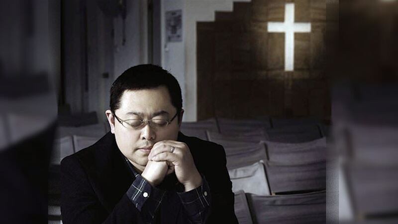 资料图片：祈祷中的王怡。（图源：对华援助协会）