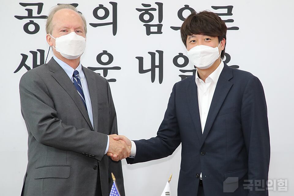 로버트 랩슨 주한미국대사대리가 6일 서울 여의도 국회 회의실에서 이준석 국민의힘 당대표와 만났다.