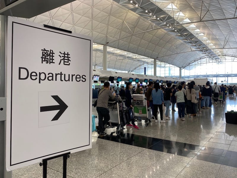 疫情下未有直航機,大批港人經新加坡轉機赴英。(董舒悅 攝)