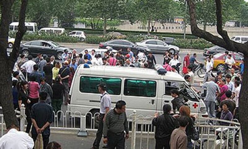 Hebei_petitioner_injury_crowd350.jpg