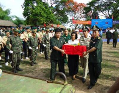 Chuyển hài cốt quân tình nguyên VN lên xe
