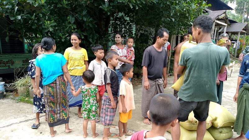 ရခိုင်ပြည်နယ် ဂွမြို့မှ စစ်ဘေးများဒုက္ခသည်များအား ၂၀၂၄ ခုနှစ်၊ အောက်တိုဘာလ ၂၄ ရက်နေ့က တွေ့ရစဉ်။ (Photo: Wai Hun Aung)