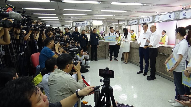 国民党总统候选人韩国瑜和副手、前阁揆张善政18日完成登记参选。（记者夏小华摄）