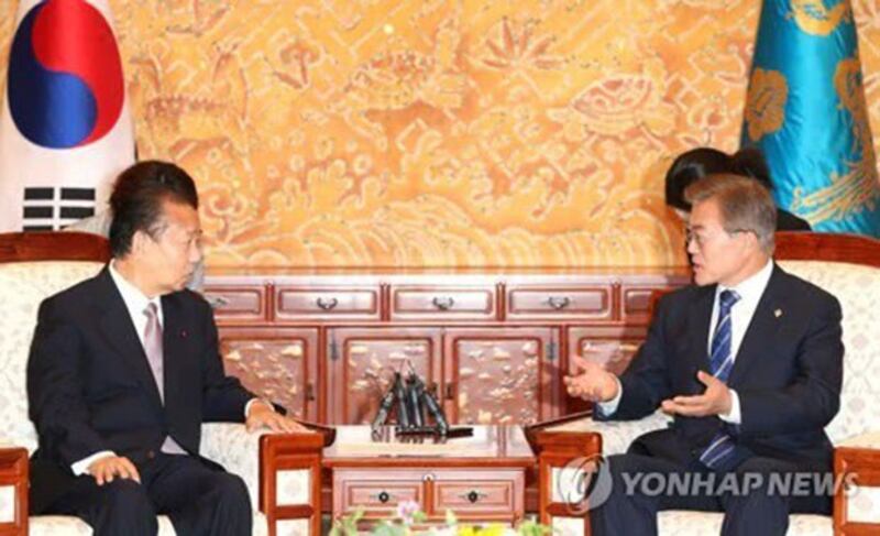 2017年6月12日,在青瓦台,韩国总统文在寅接见日本首相安倍晋三的特使、自民党干事长二阶俊博(左)。(韩联社)