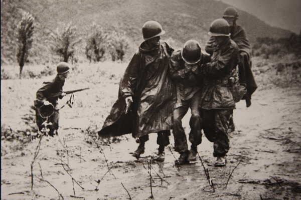 에밀 카폰 신부(오른쪽)가 포로로 붙잡혔을 때 부상당한 병사를 부축하며 100km 이상 떨어진 포로수용소까지 걸어가는 모습.