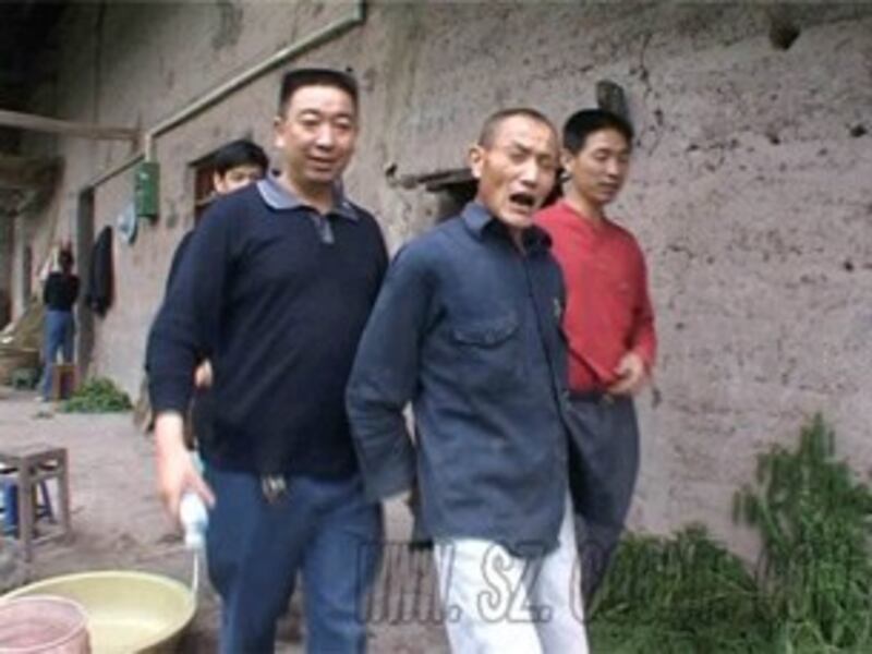 图片:警方带走“全能神”参与者。(网络资料)