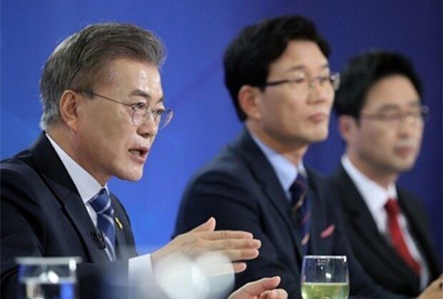 더불어민주당 문재인 대선후보가 27일 서울 종로구 세종문화회관에서 열린 방송기자클럽 초청 토론회에서 발언하고 있다.