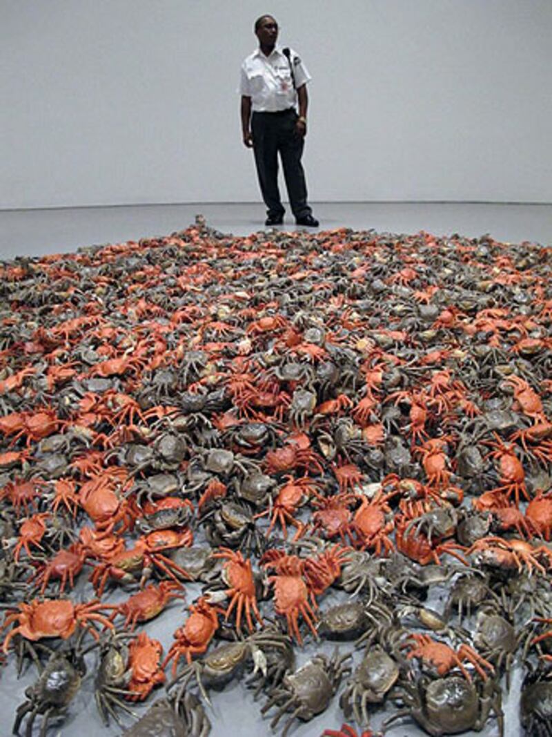 艾未未藝術展“艾未未﹕根據什麽﹖”上的展品之一—滿地螃蟹，譏諷“和諧”。（AFP PHOTO / Rob MacPherson）